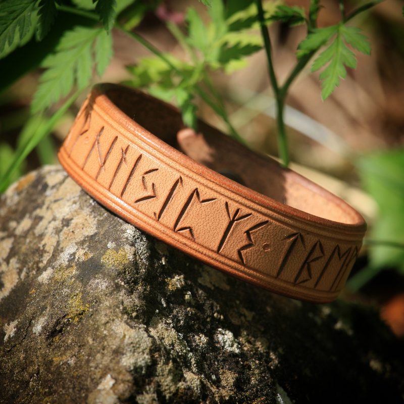 Bracelet viking Futhark cuir naturel